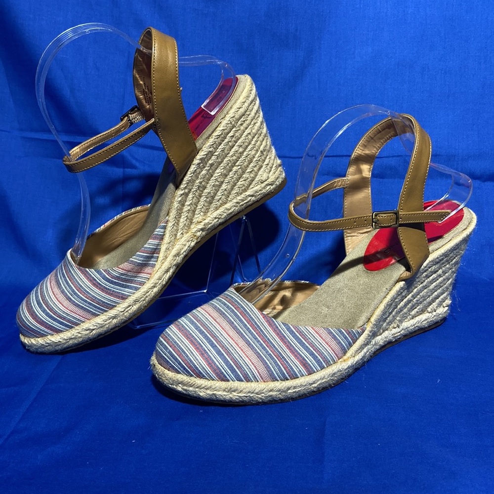 Bandolino Espadrilles Red, Blue & white. Size 10M.